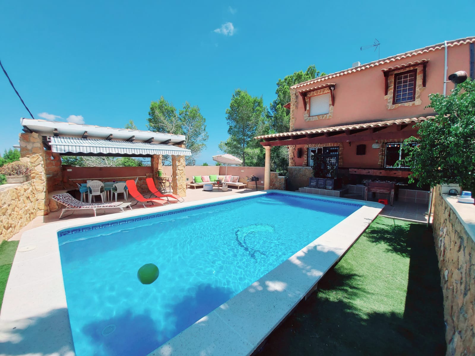 Villa independiente con apartamento de invitados en Vistabella — 495.000 EUR
