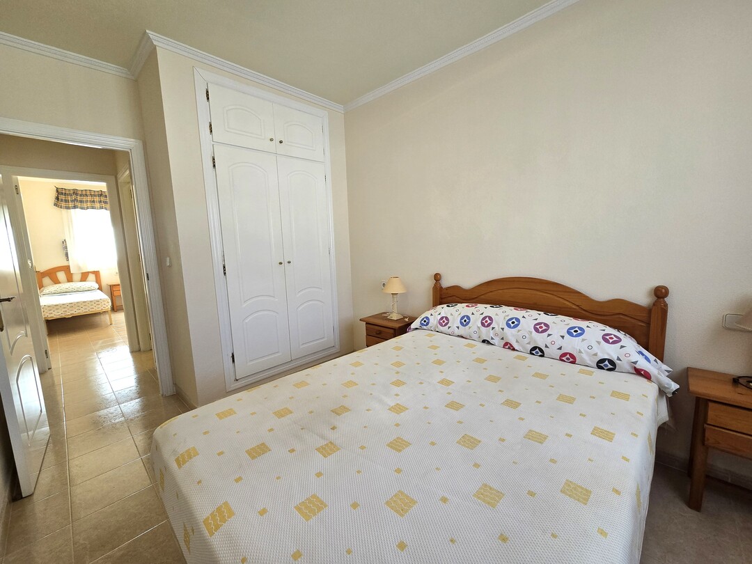 Bungalow en Aguas Nuevas con terraza y vistas a la piscina — 2 dormitorios