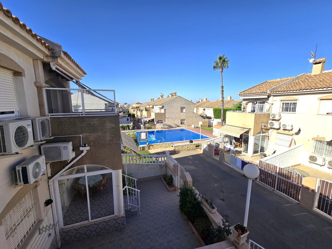 Bungalow en Aguas Nuevas con terraza y vistas a la piscina — 2 dormitorios