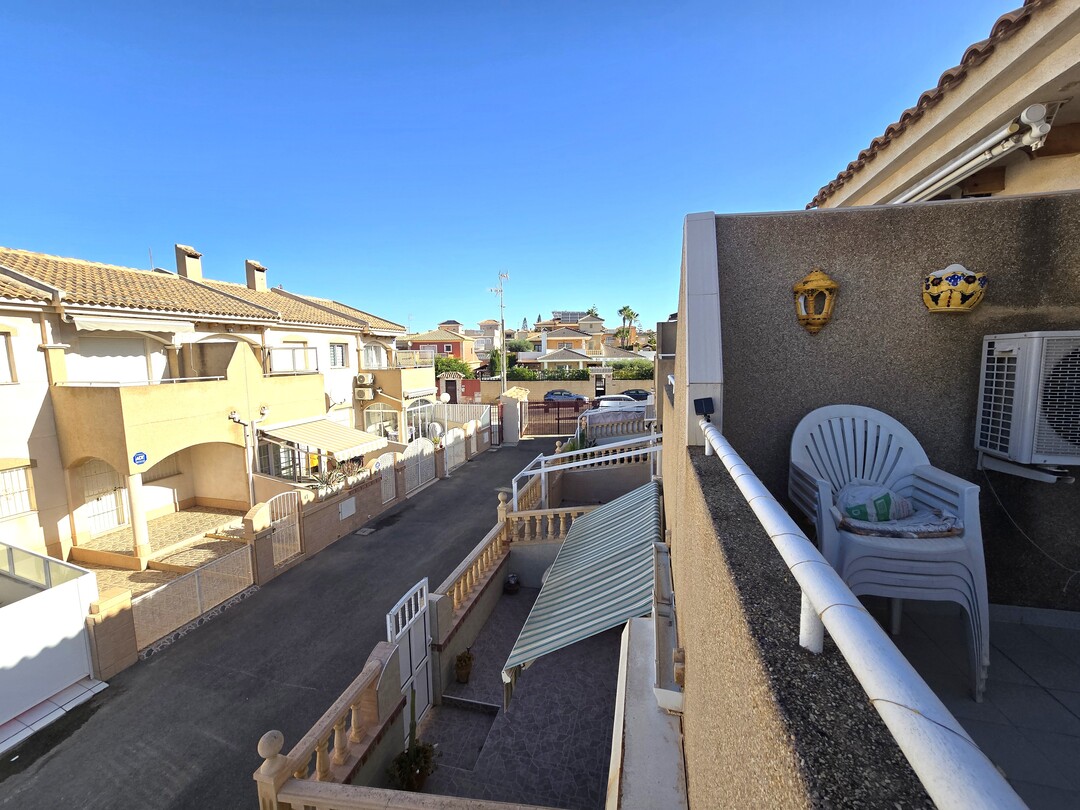 Bungalow en Aguas Nuevas con terraza y vistas a la piscina — 2 dormitorios