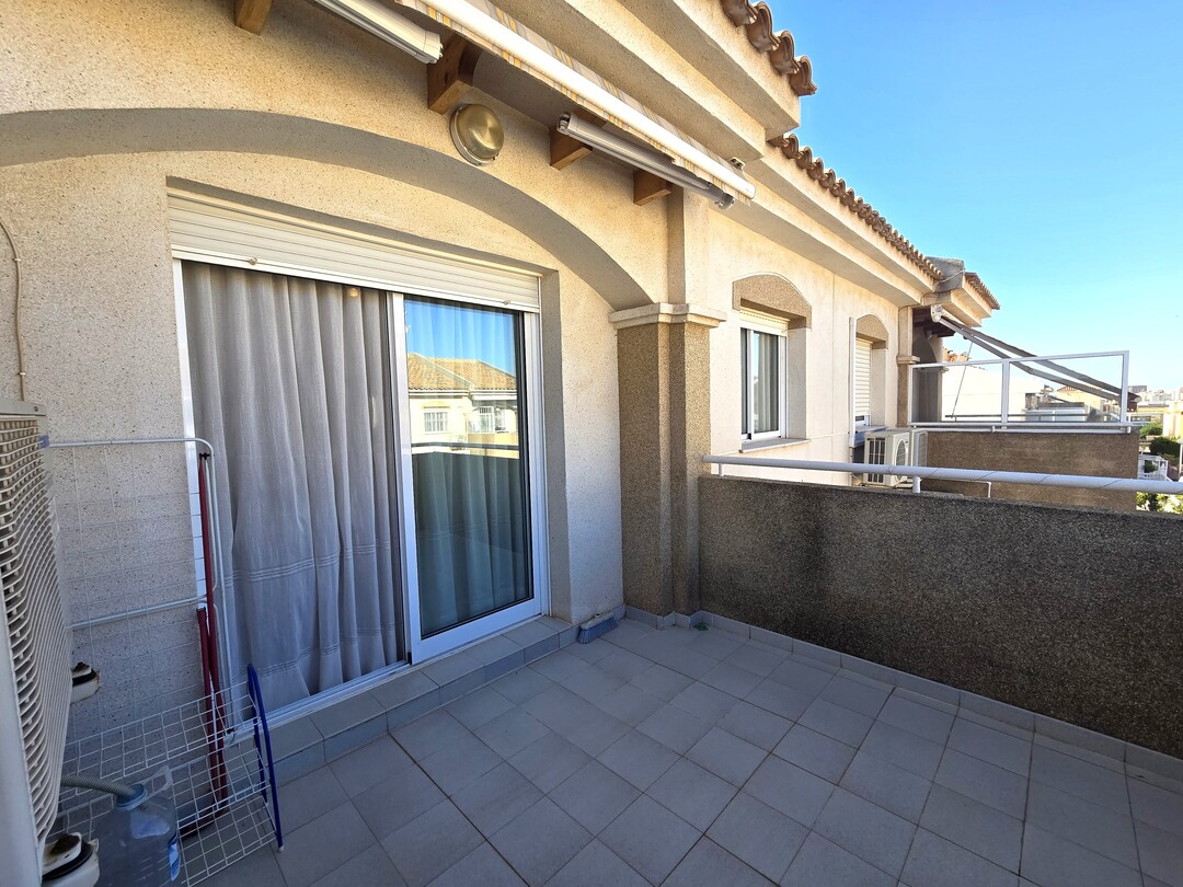 Bungalow en Aguas Nuevas con terraza y vistas a la piscina — 2 dormitorios
