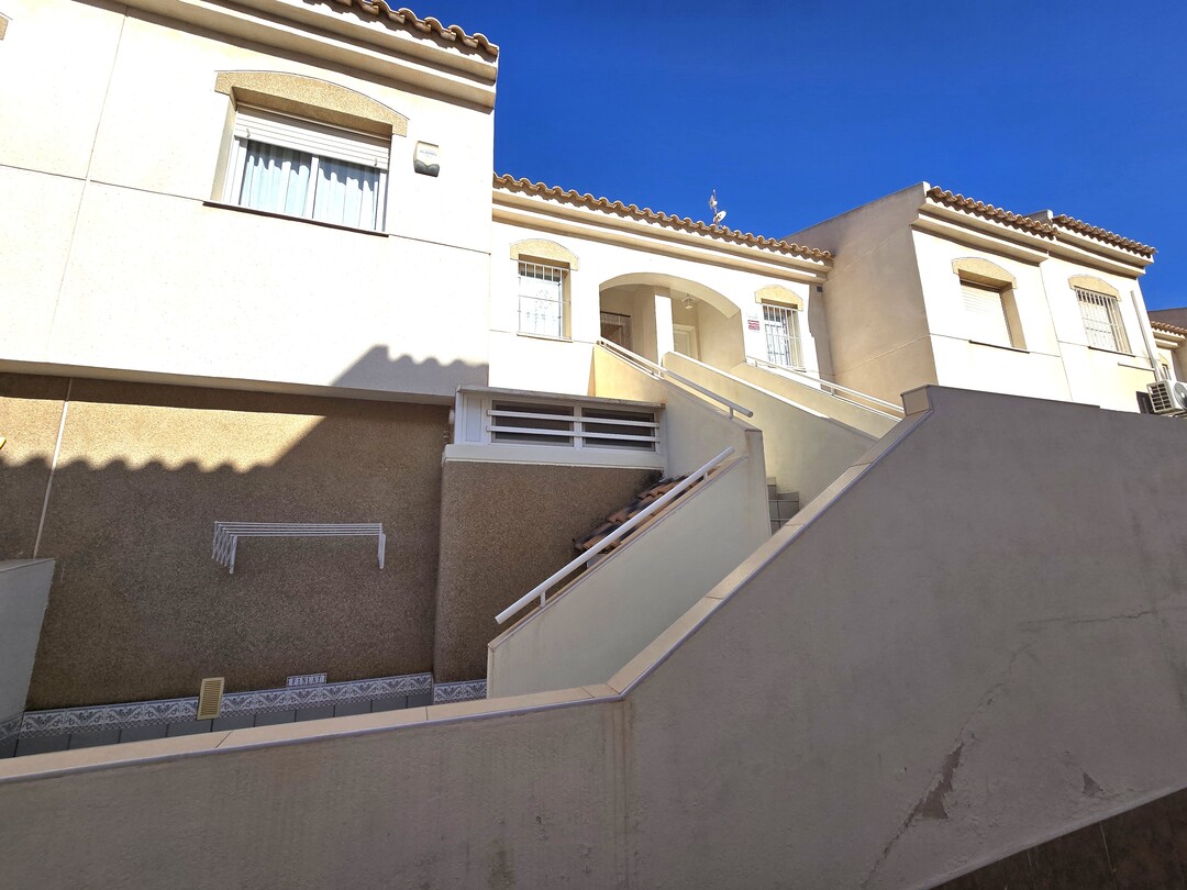Bungalow en Aguas Nuevas con terraza y vistas a la piscina — 2 dormitorios
