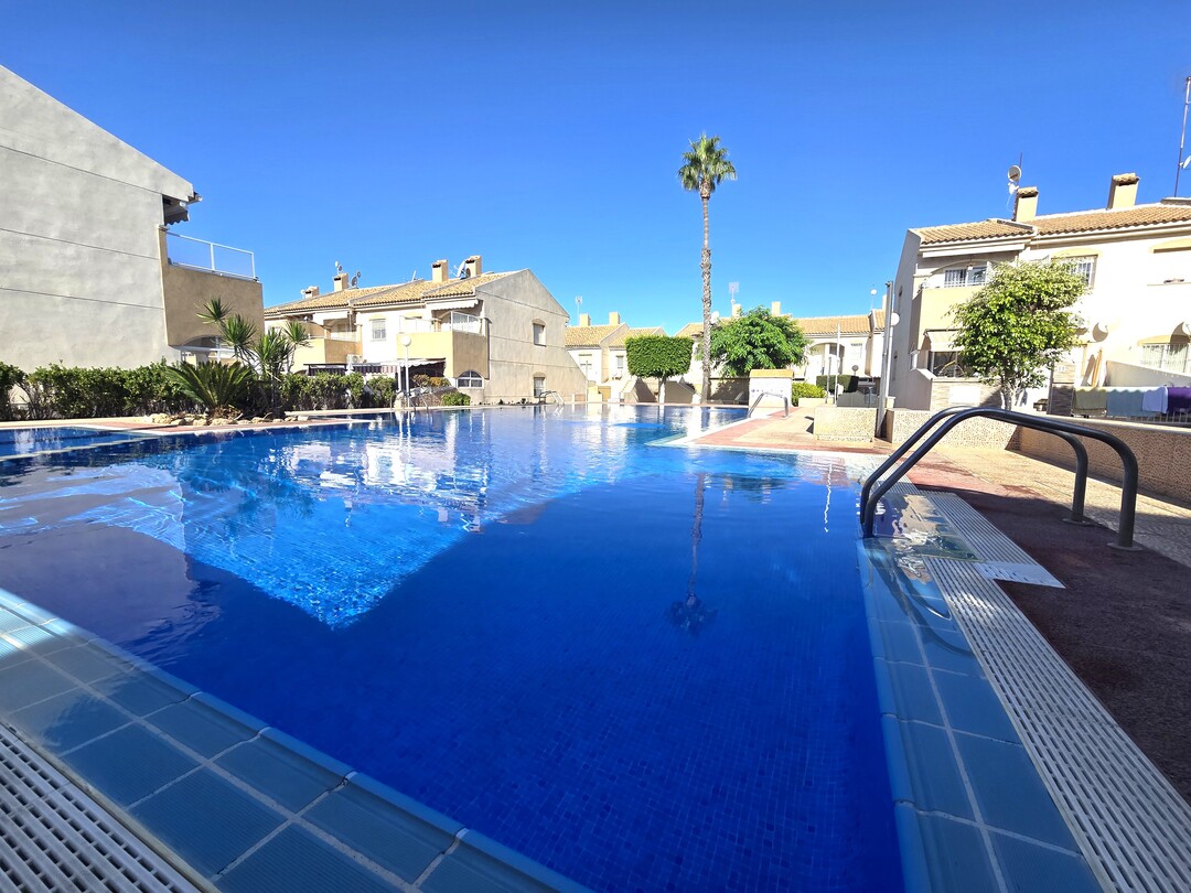 Bungalow en Aguas Nuevas con terraza y vistas a la piscina — 2 dormitorios