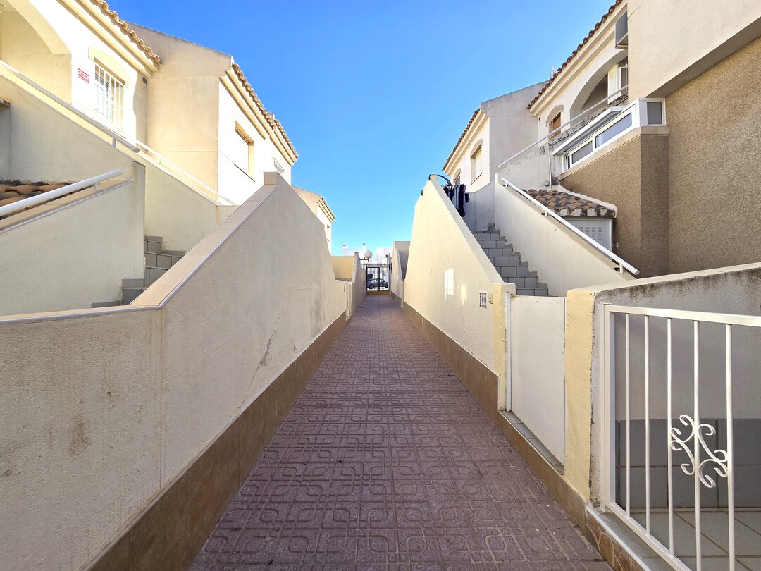 Bungalow en Aguas Nuevas con terraza y vistas a la piscina — 2 dormitorios