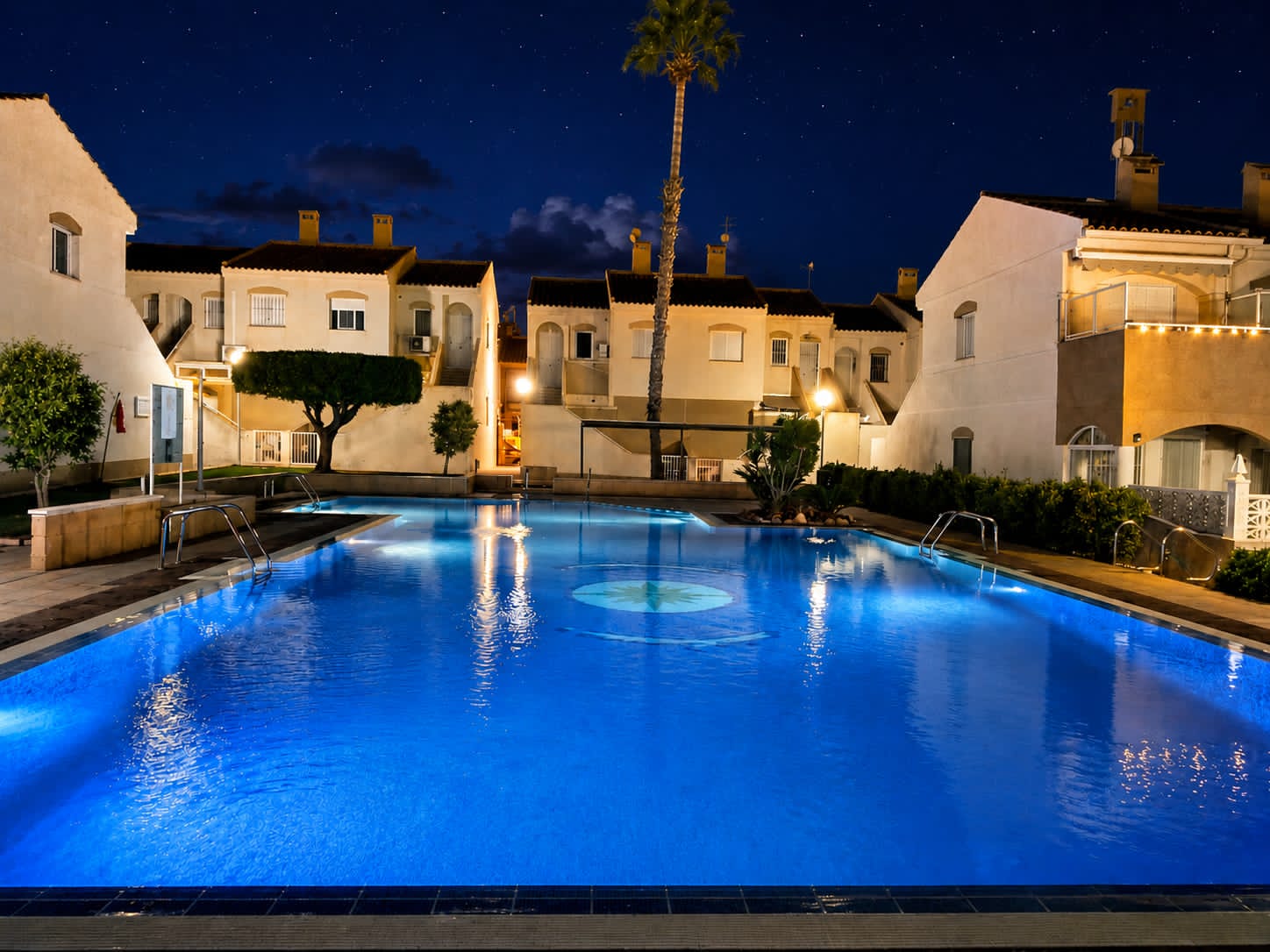 Bungalow en Aguas Nuevas con terraza y vistas a la piscina — 2 dormitorios