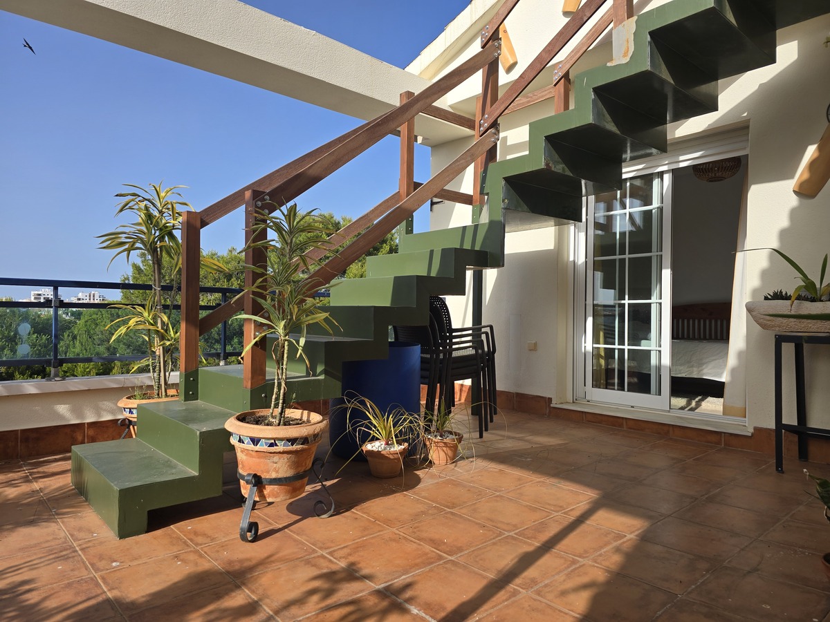 Dúplex con vistas al mar y piscina en Mil Palmeras — 3 dorm. y 119 m²