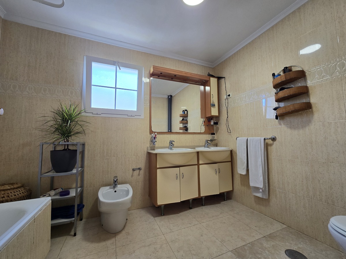 Dúplex con vistas al mar y piscina en Mil Palmeras — 3 dorm. y 119 m²