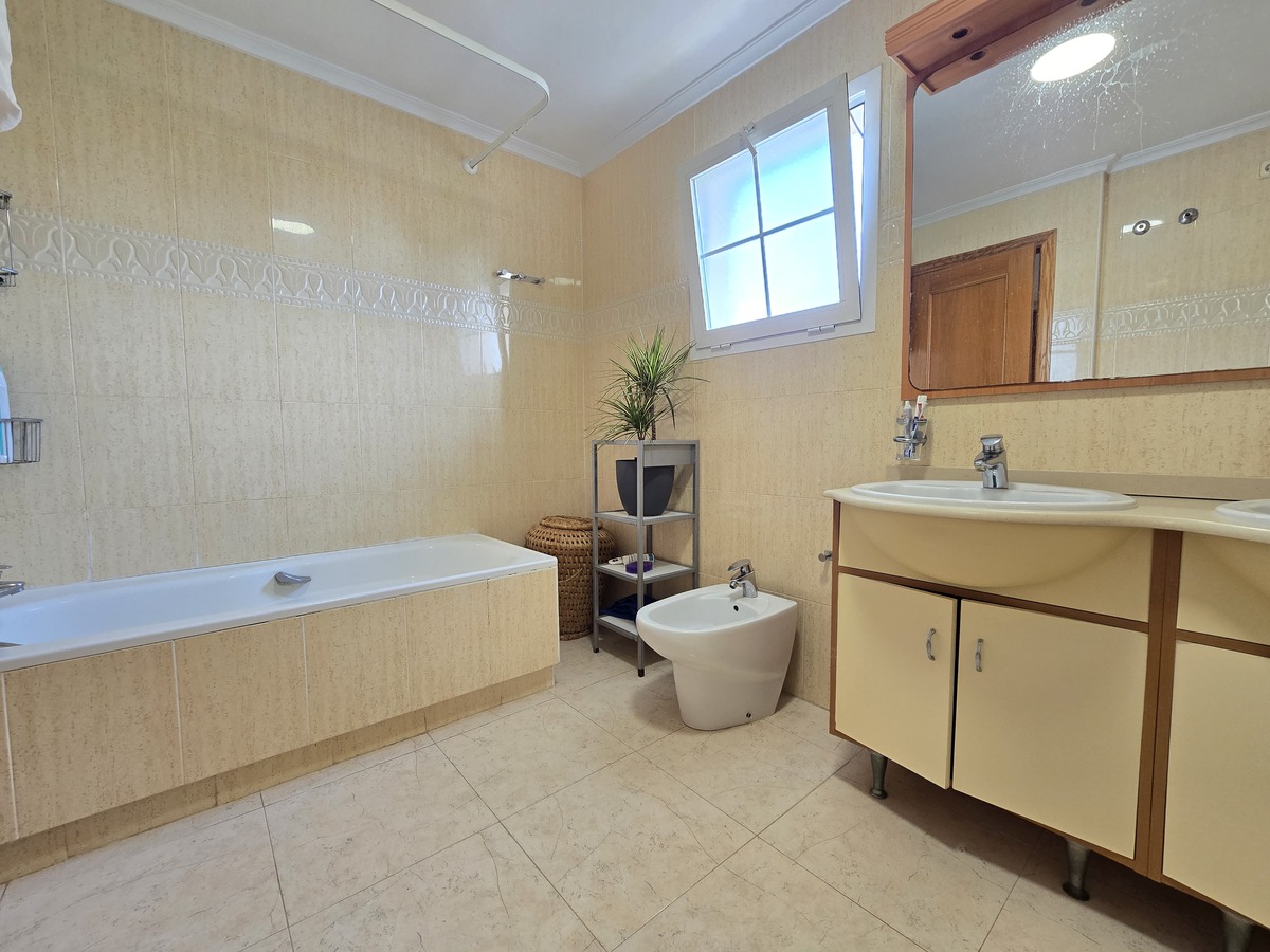 Dúplex con vistas al mar y piscina en Mil Palmeras — 3 dorm. y 119 m²