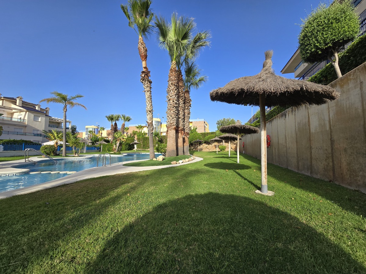 Dúplex con vistas al mar y piscina en Mil Palmeras — 3 dorm. y 119 m²