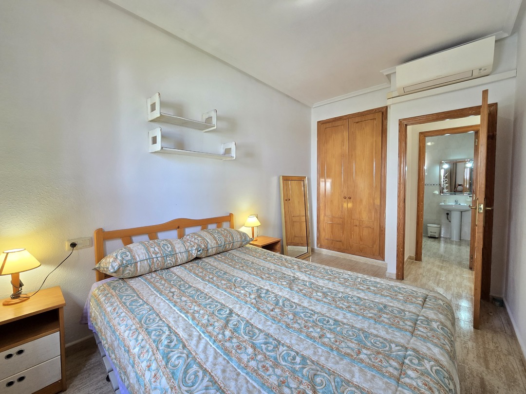 Bungalow de esquina en La Mata — jardín privado, piscina a 700m de playa