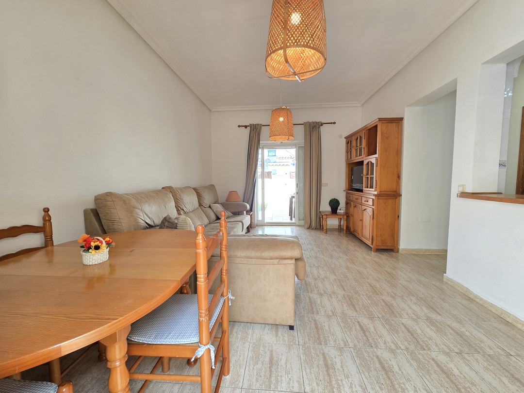 Bungalow de esquina en La Mata — jardín privado, piscina a 700m de playa