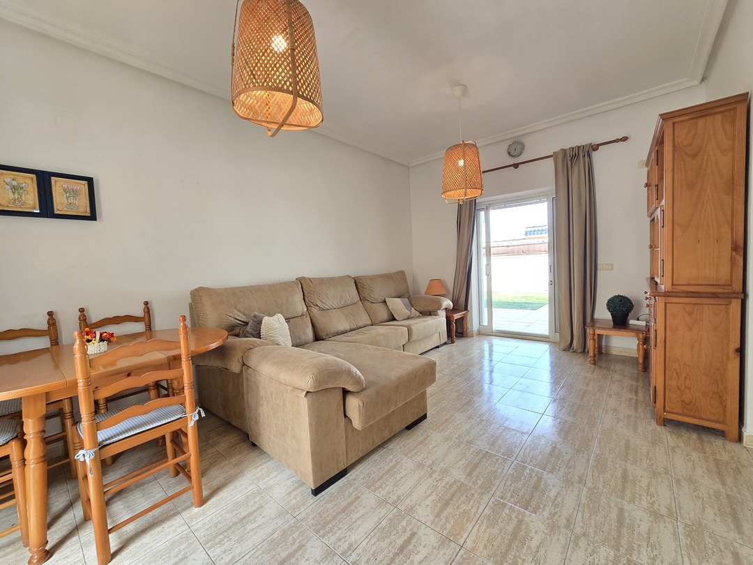 Bungalow de esquina en La Mata — jardín privado, piscina a 700m de playa