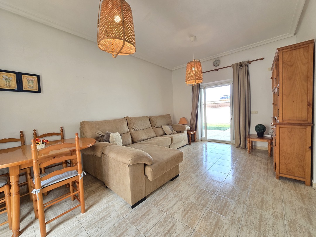 Bungalow de esquina en La Mata — jardín privado, piscina a 700m de playa