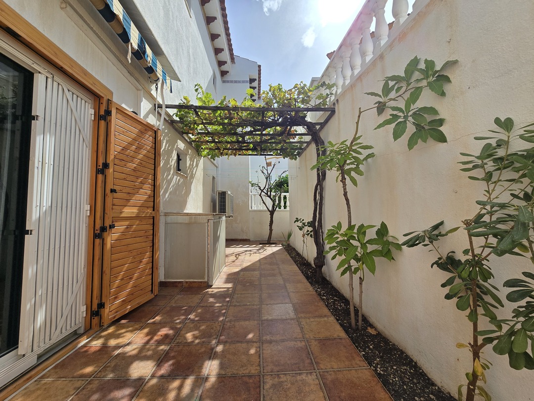 Bungalow de esquina en La Mata — jardín privado, piscina a 700m de playa