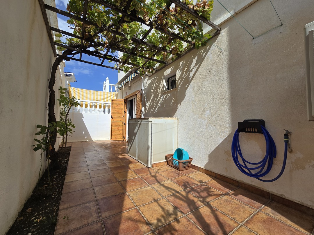Bungalow de esquina en La Mata — jardín privado, piscina a 700m de playa
