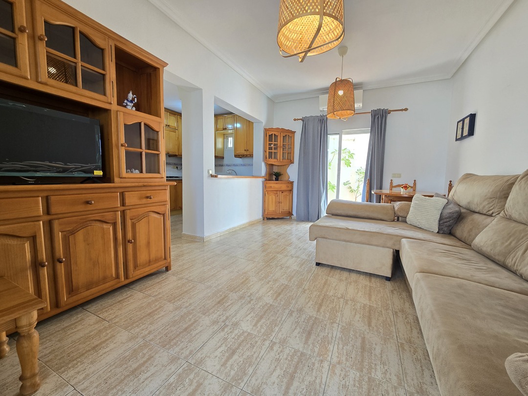 Bungalow de esquina en La Mata — jardín privado, piscina a 700m de playa