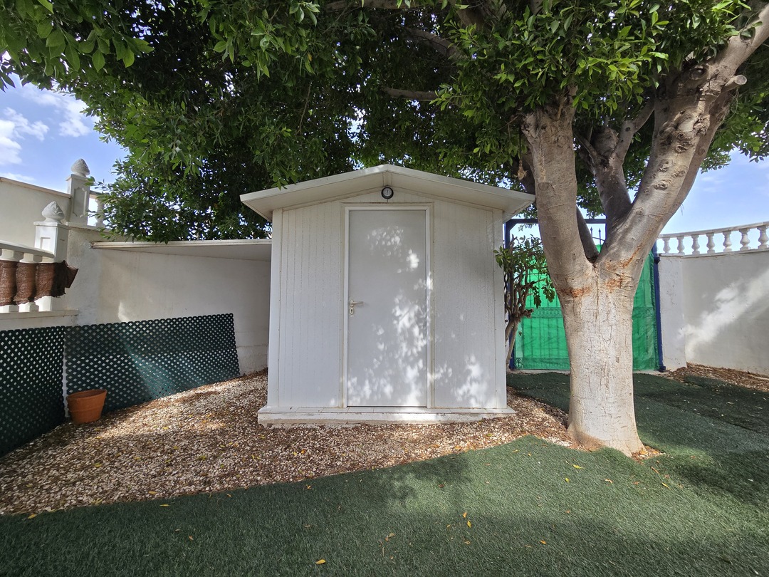 Bungalow de esquina en La Mata — jardín privado, piscina a 700m de playa