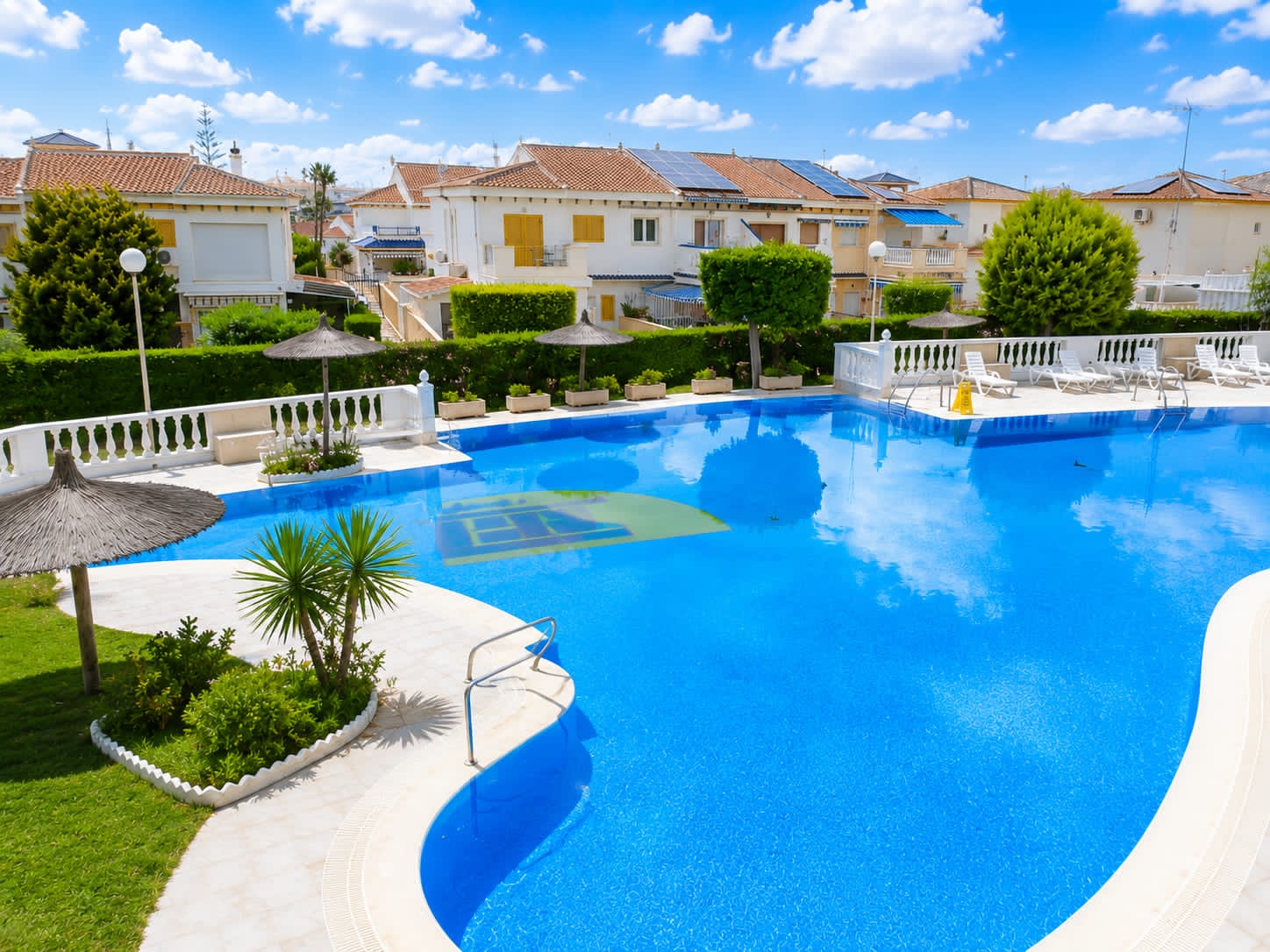 Bungalow de esquina en La Mata — jardín privado, piscina a 700m de playa