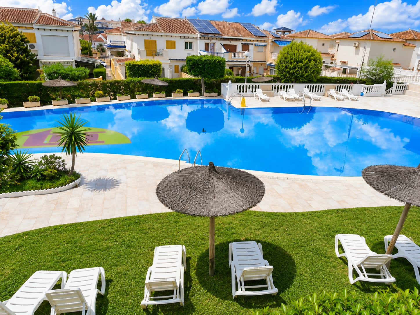 Bungalow de esquina en La Mata — jardín privado, piscina a 700m de playa