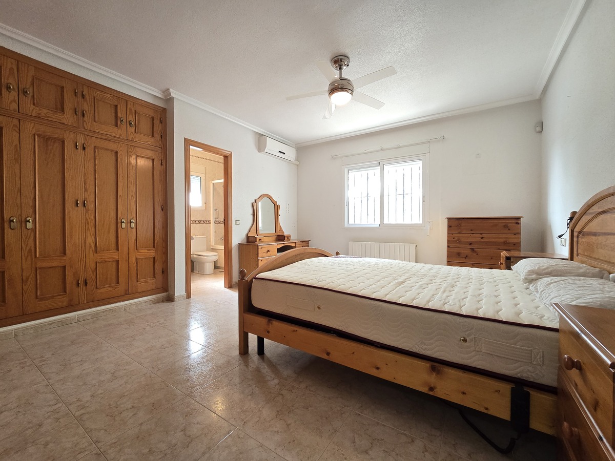 Villa independiente con 6.000m² de parcela en Pinar de Campoverde — vistas únicas