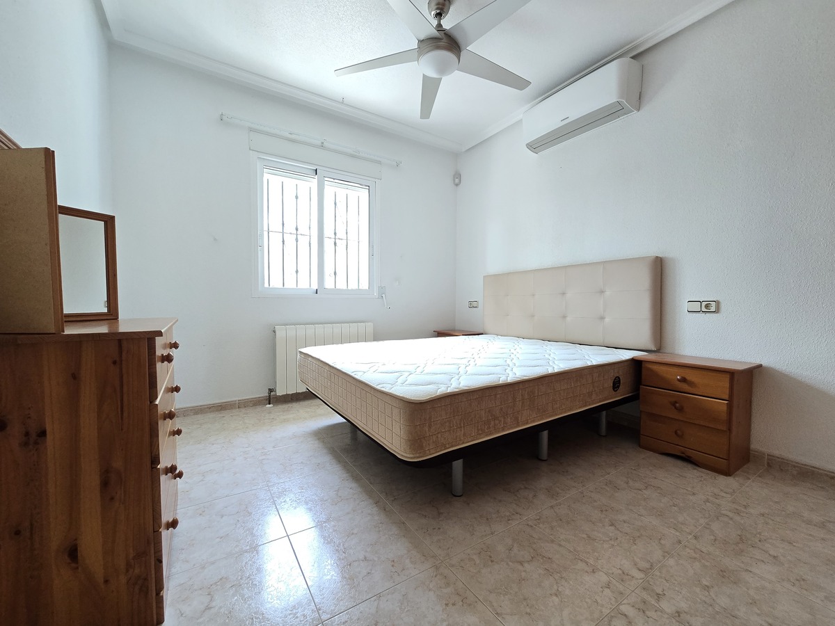 Villa independiente con 6.000m² de parcela en Pinar de Campoverde — vistas únicas