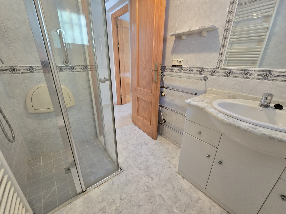 Villa independiente con 6.000m² de parcela en Pinar de Campoverde — vistas únicas