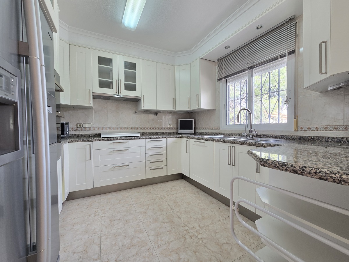 Villa independiente con 6.000m² de parcela en Pinar de Campoverde — vistas únicas