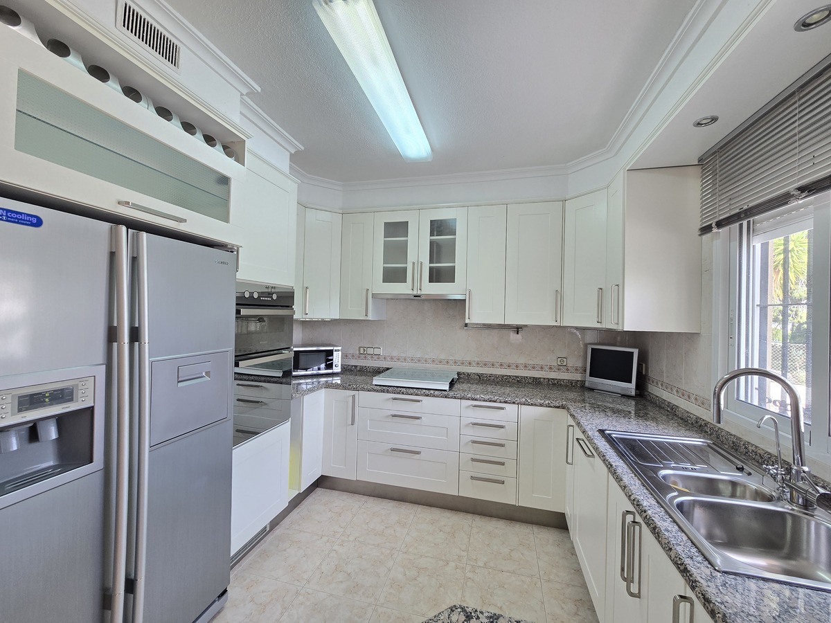 Villa independiente con 6.000m² de parcela en Pinar de Campoverde — vistas únicas