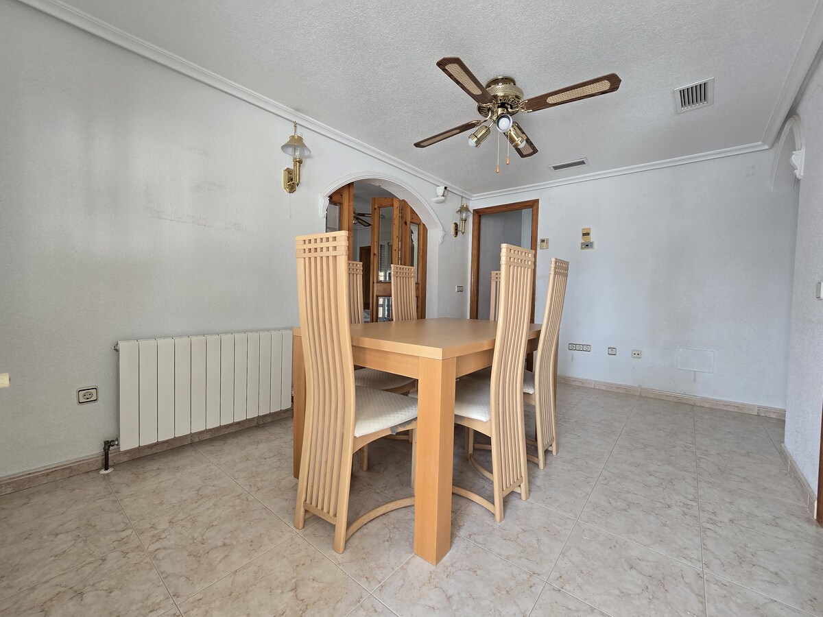 Villa independiente con 6.000m² de parcela en Pinar de Campoverde — vistas únicas