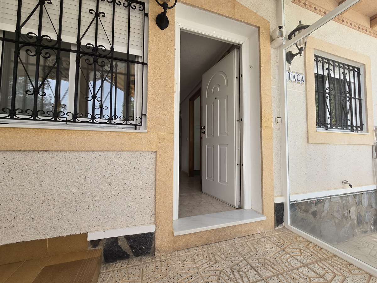 Villa independiente con 6.000m² de parcela en Pinar de Campoverde — vistas únicas