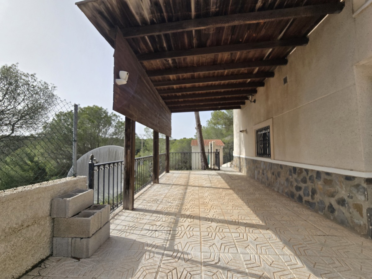 Villa independiente con 6.000m² de parcela en Pinar de Campoverde — vistas únicas