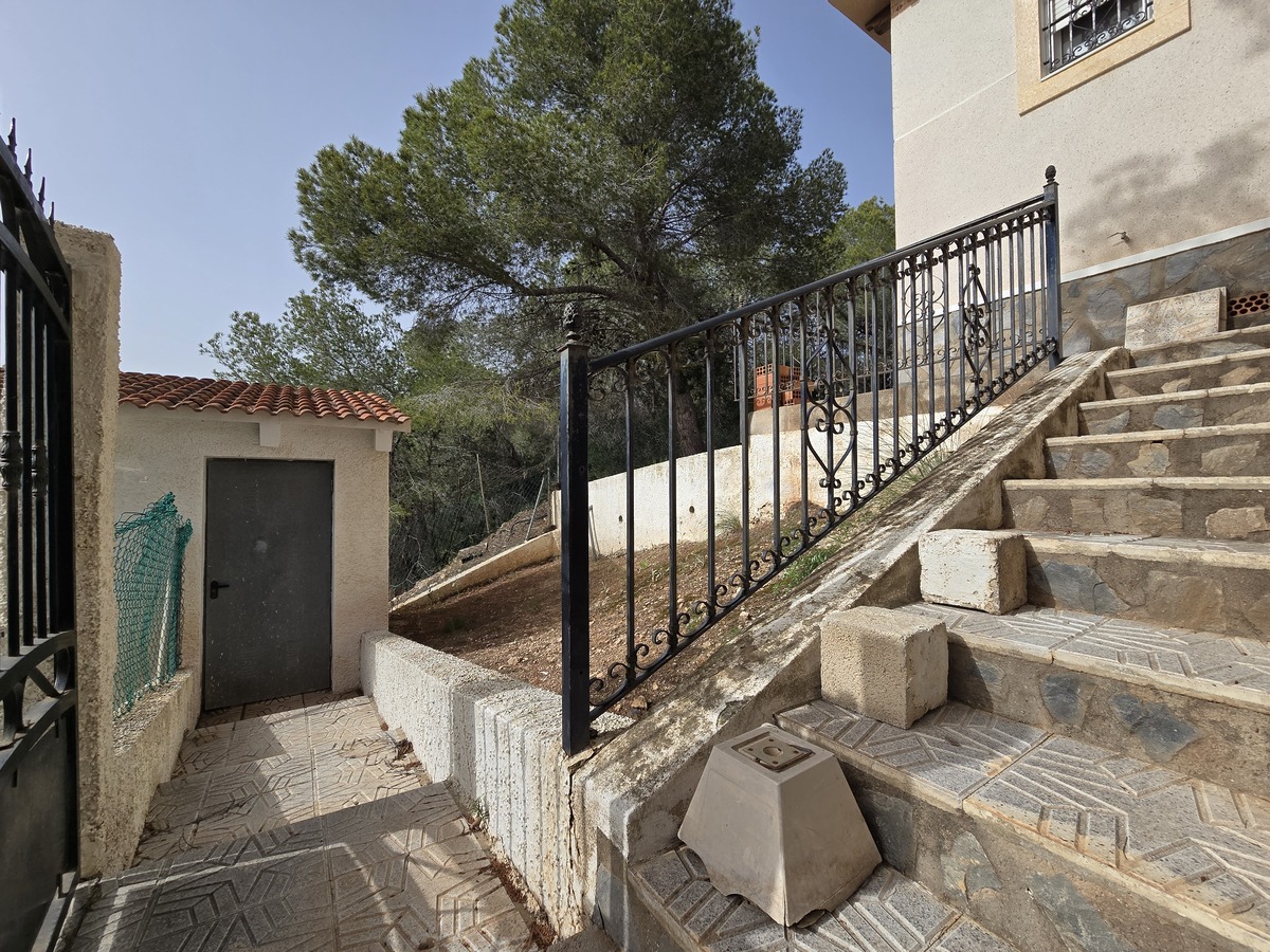 Villa independiente con 6.000m² de parcela en Pinar de Campoverde — vistas únicas