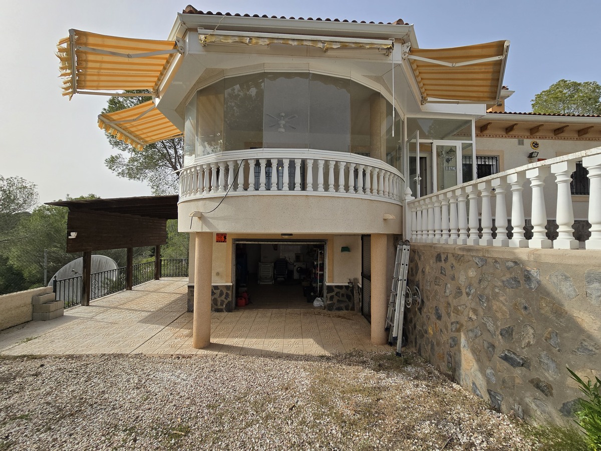 Villa independiente con 6.000m² de parcela en Pinar de Campoverde — vistas únicas