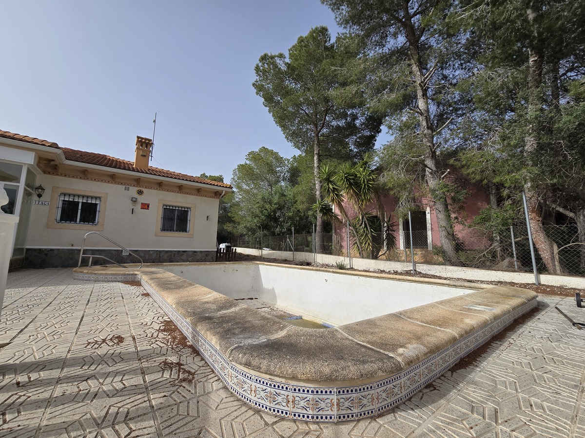 Villa independiente con 6.000m² de parcela en Pinar de Campoverde — vistas únicas