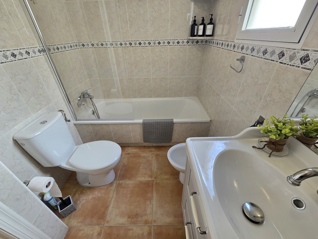 Ático con terraza esquinera de 40 m² en La Loma, Torrevieja — incluye garaje
