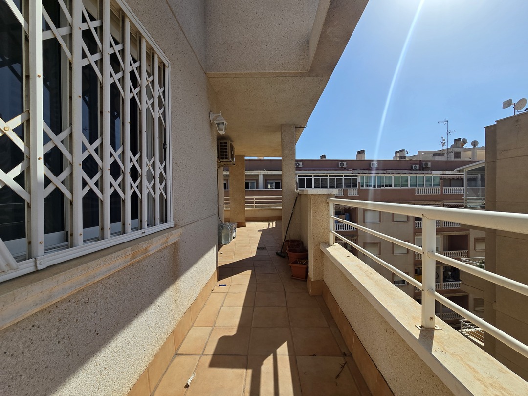 Ático con terraza esquinera de 40 m² en La Loma, Torrevieja — incluye garaje