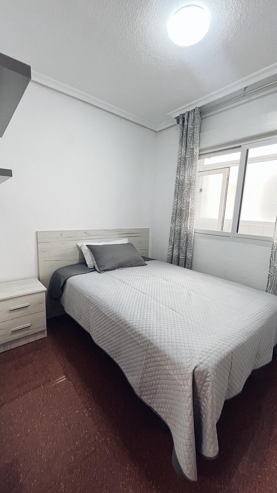 Apartamento con terraza acristalada en el centro de Torrevieja — 72 m² de confort