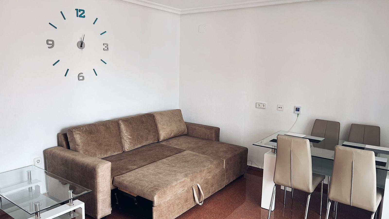 Apartamento con terraza acristalada en el centro de Torrevieja — 72 m² de confort