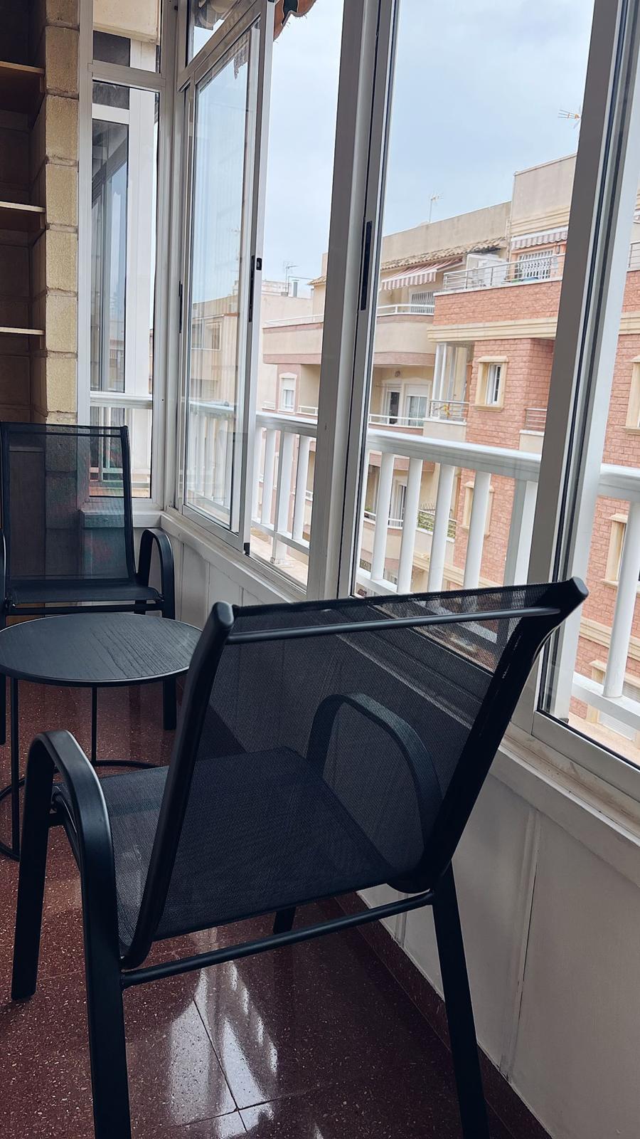 Apartamento con terraza acristalada en el centro de Torrevieja — 72 m² de confort