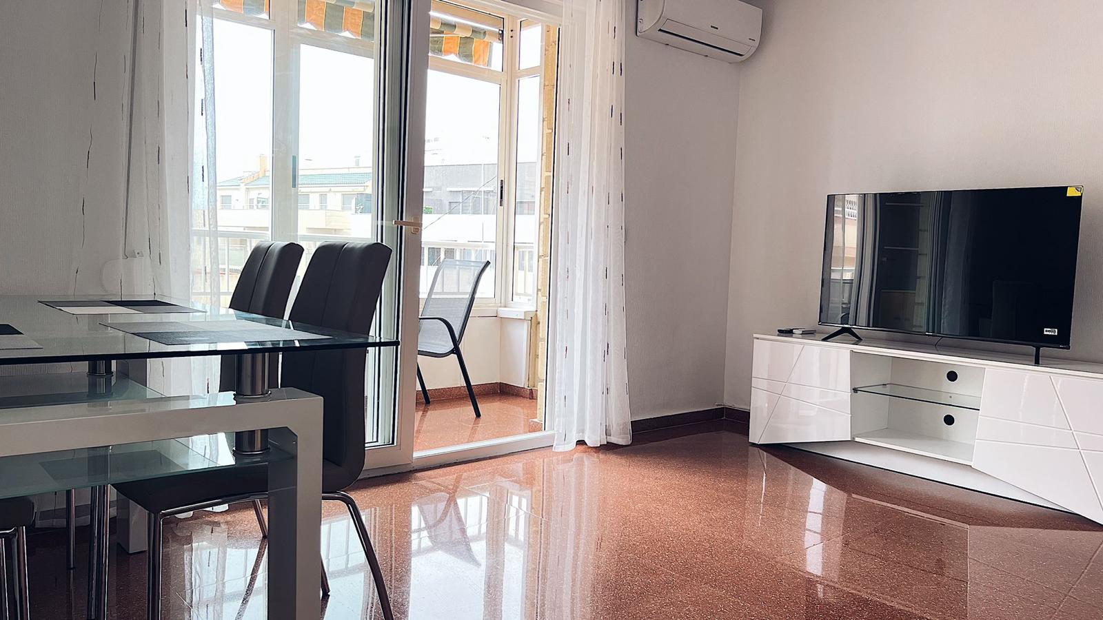 Apartamento con terraza acristalada en el centro de Torrevieja — 72 m² de confort