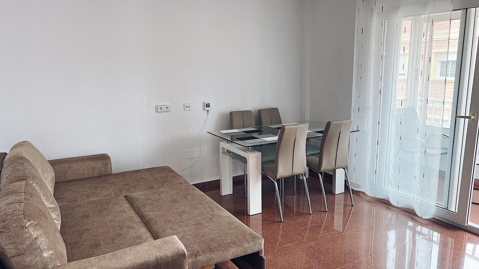 Apartamento con terraza acristalada en el centro de Torrevieja — 72 m² de confort