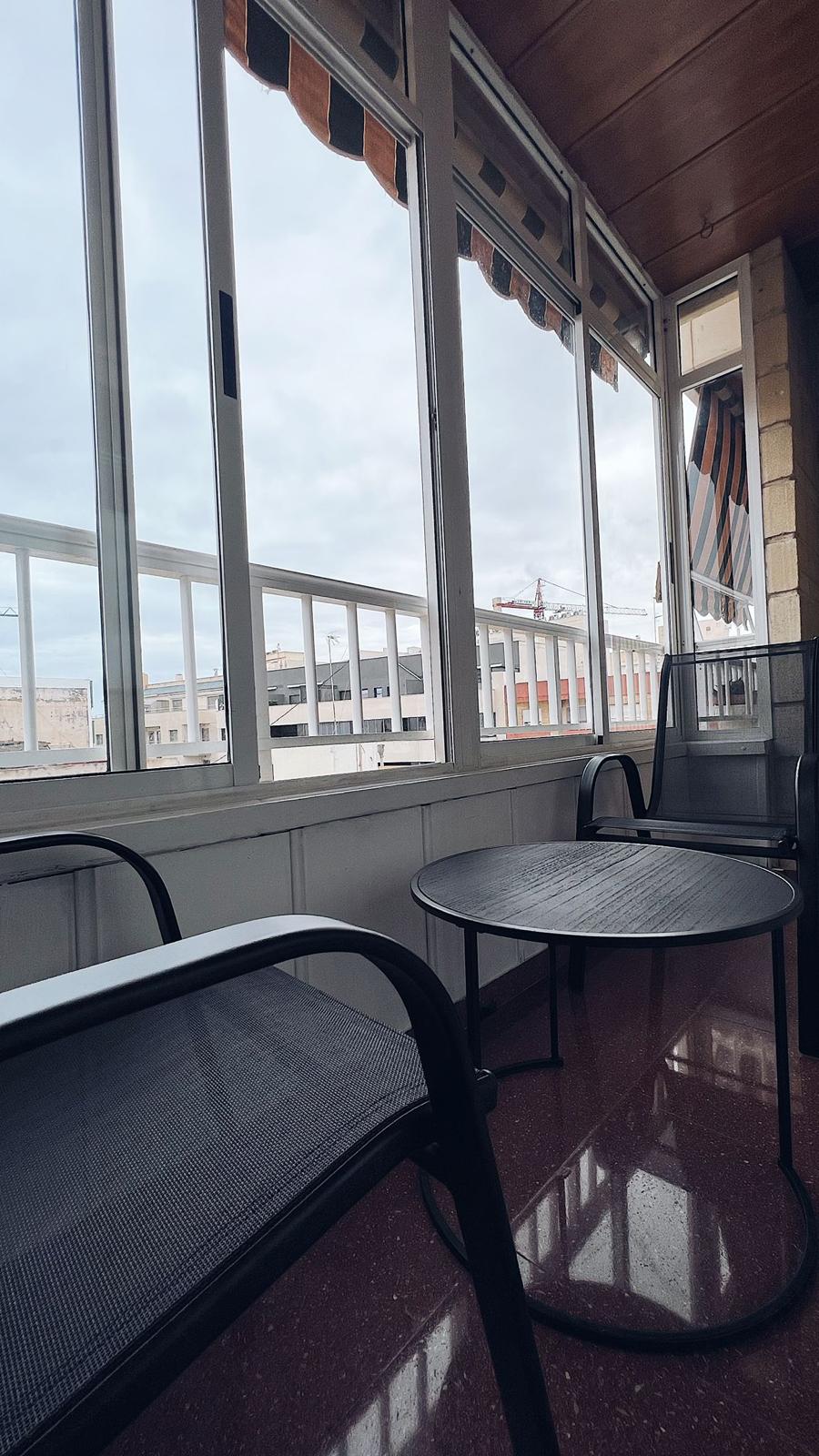 Apartamento con terraza acristalada en el centro de Torrevieja — 72 m² de confort
