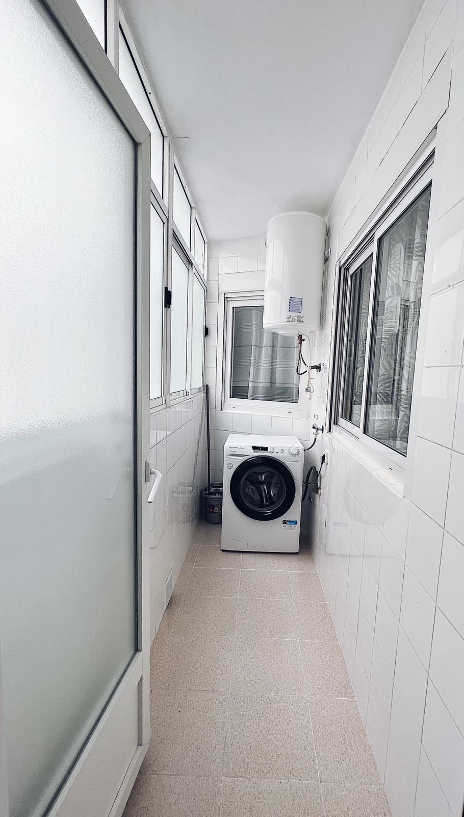 Apartamento con terraza acristalada en el centro de Torrevieja — 72 m² de confort