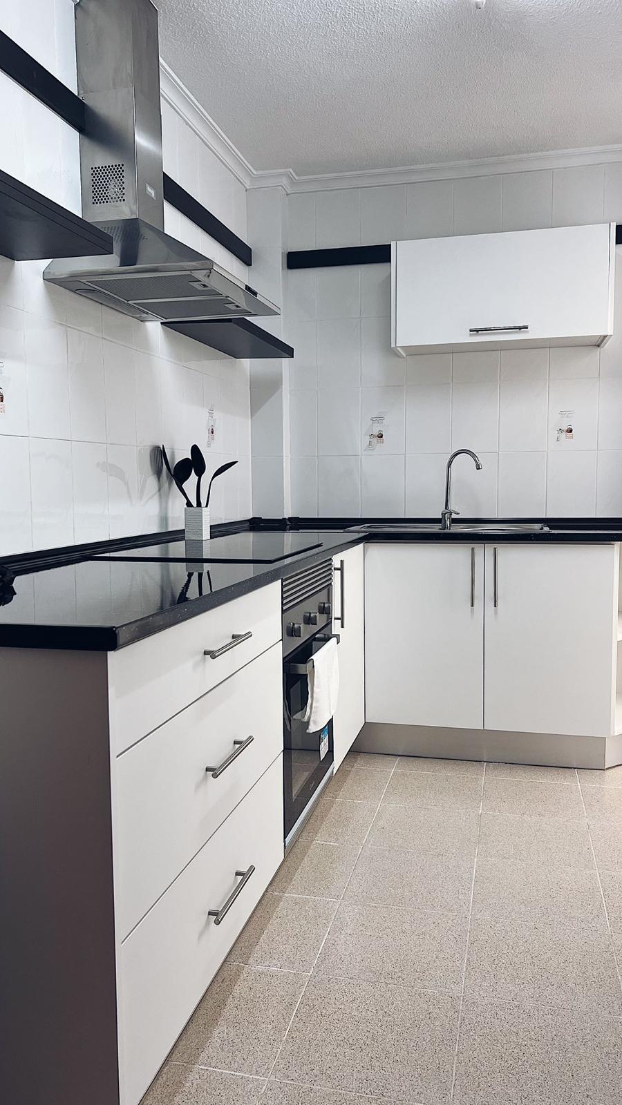 Apartamento con terraza acristalada en el centro de Torrevieja — 72 m² de confort