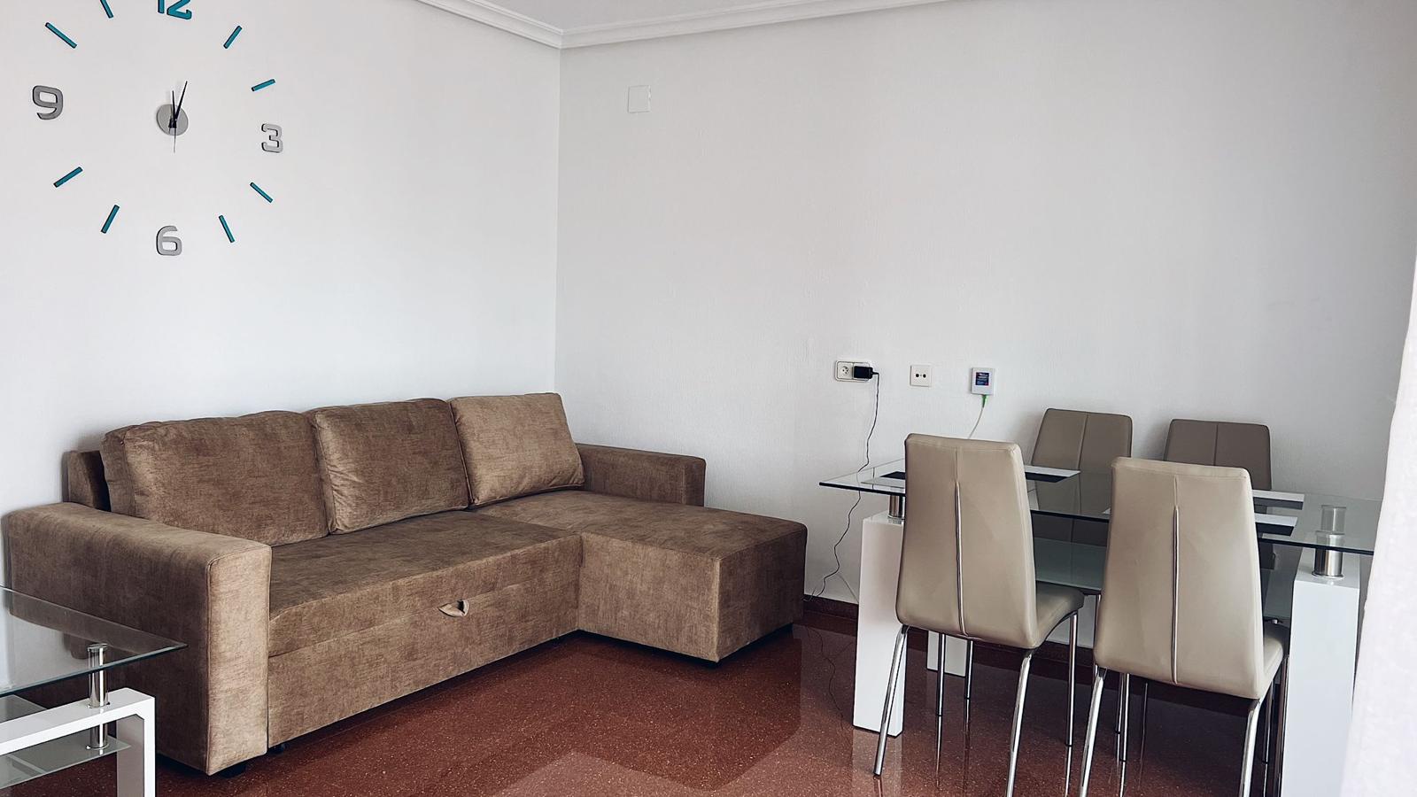 Apartamento con terraza acristalada en el centro de Torrevieja — 72 m² de confort