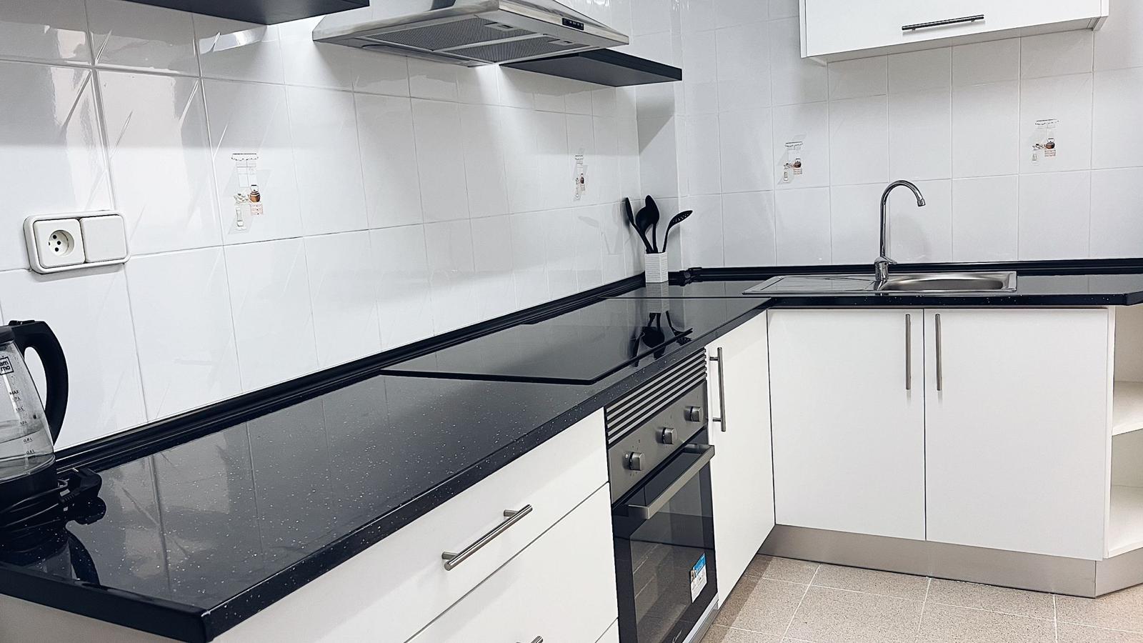 Apartamento con terraza acristalada en el centro de Torrevieja — 72 m² de confort