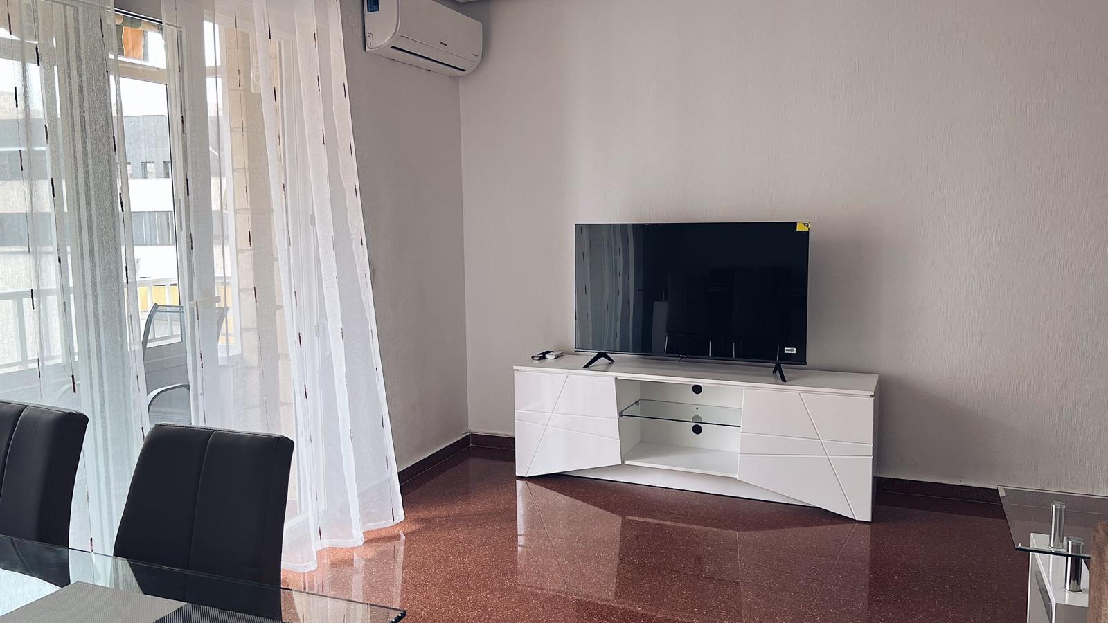 Apartamento con terraza acristalada en el centro de Torrevieja — 72 m² de confort