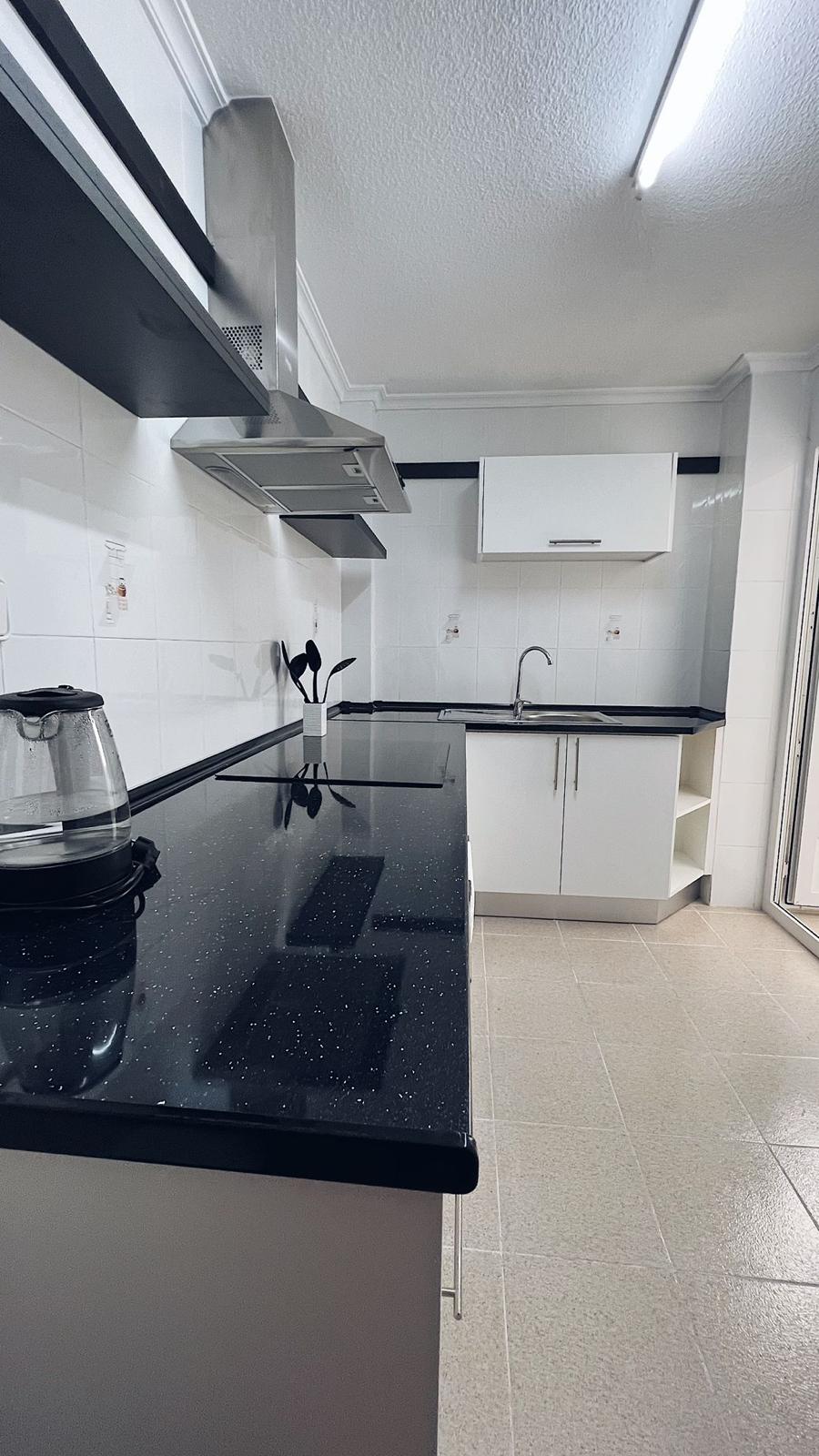 Apartamento con terraza acristalada en el centro de Torrevieja — 72 m² de confort