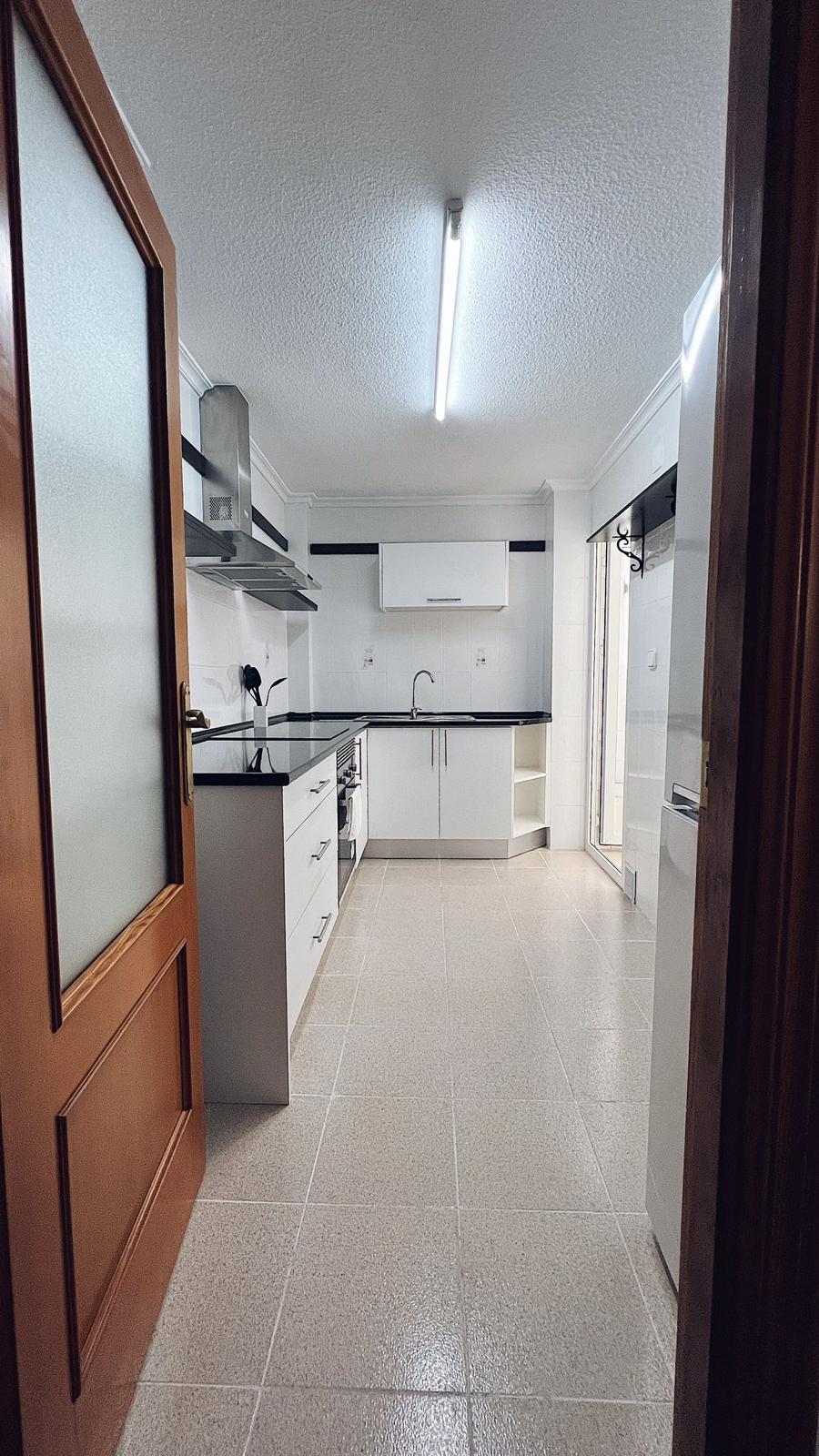 Apartamento con terraza acristalada en el centro de Torrevieja — 72 m² de confort