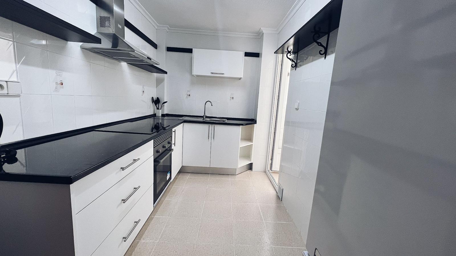 Apartamento con terraza acristalada en el centro de Torrevieja — 72 m² de confort